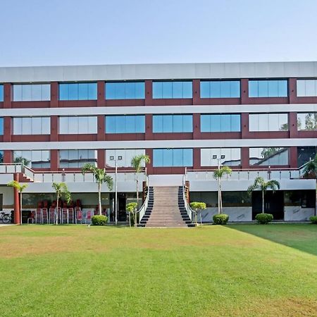 Oyo 62241 Swastik Garden Hotel Dhāmpur Екстериор снимка